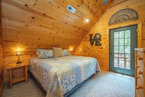 3 bedrooms, free WiFi, bed sheets - Cozy Cabin in Pines w/ Soothing Hot Tub (Oakland)