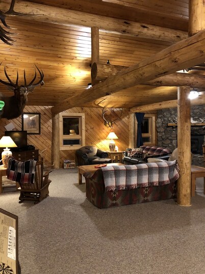 Peaceful Logan Mountain Cabin close to Yellowstone