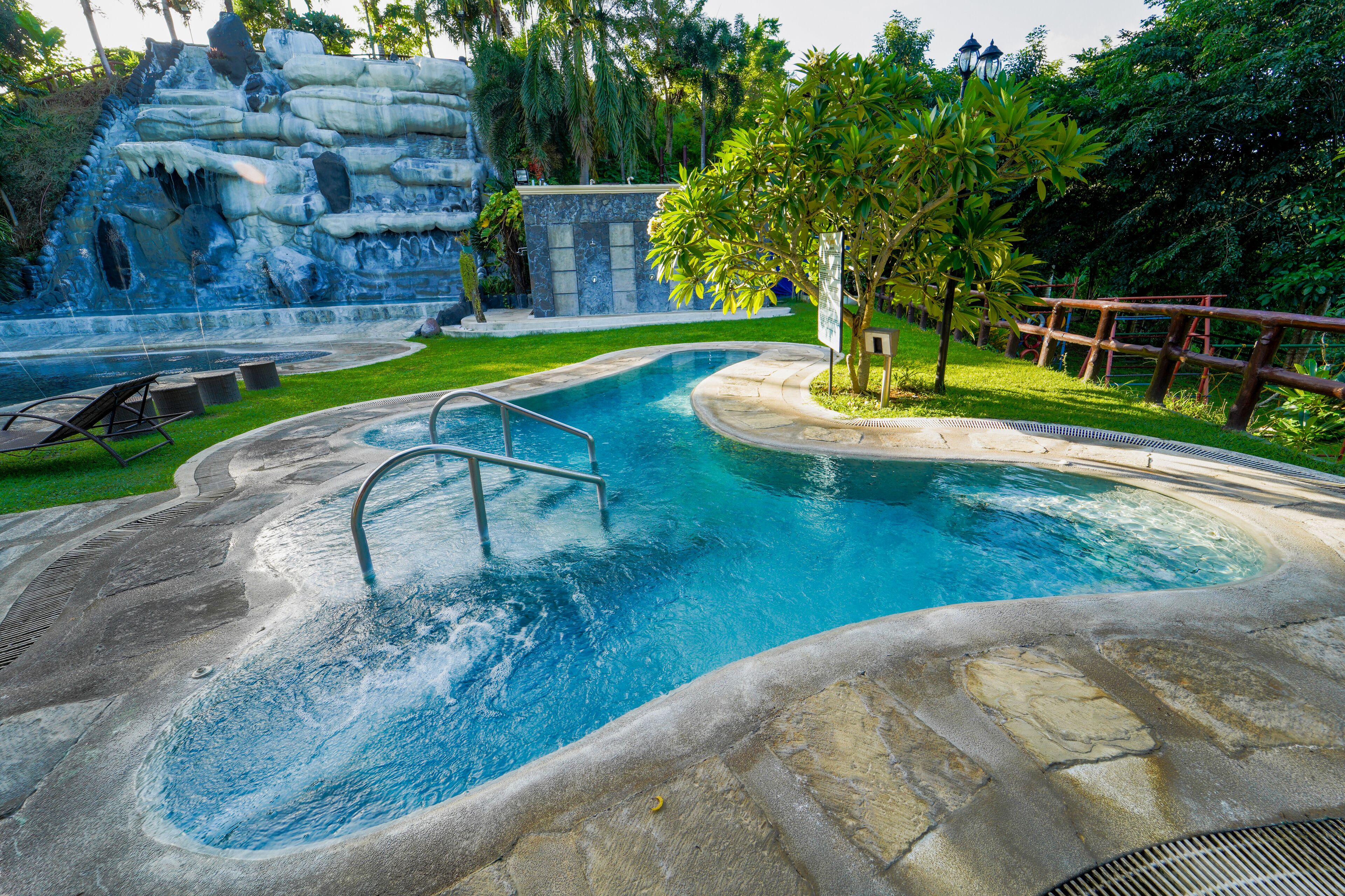 6 outdoor pools