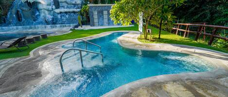 6 outdoor pools