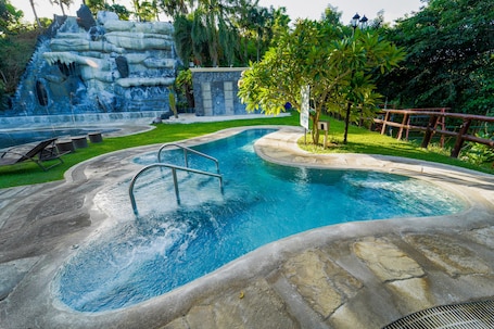 6 outdoor pools