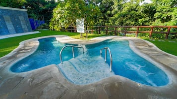 6 outdoor pools
