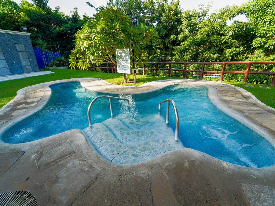 6 outdoor pools