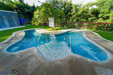 6 outdoor pools