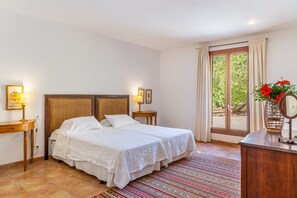 3 bedrooms, in-room safe, iron/ironing board, travel cot