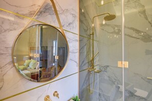 Douche, séchoir à cheveux, serviettes fournies, shampooing