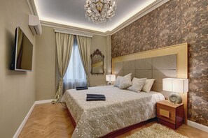 5 makuuhuonetta, tallelokero huoneessa, työpöytä, silitysrauta/-lauta