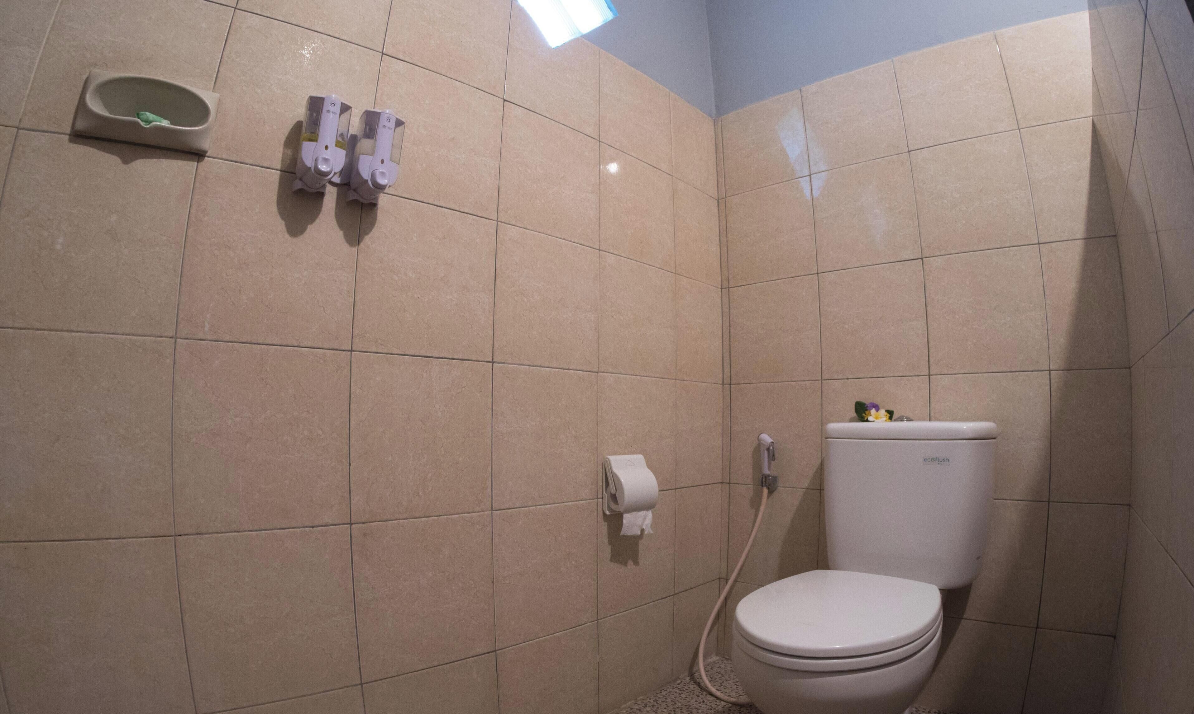 Badkamer | Een douche, gratis toiletartikelen, handdoeken, shampoo