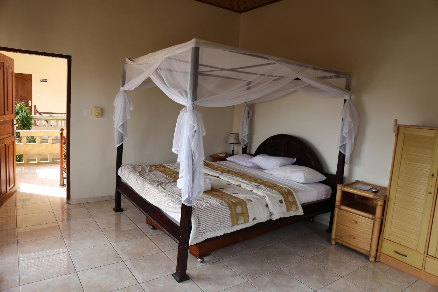 Dihias secara berasingan, dilengkapkan perabot secara berasingan 