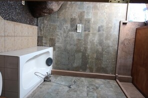Douche, articles de toilette gratuits, serviettes fournies, shampoing