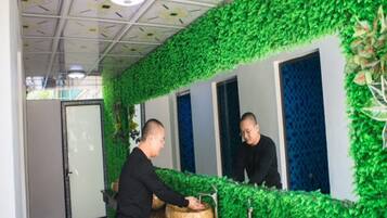 Habitación doble, baño compartido | Baño | Regadera, toallas, jabón, shampoo