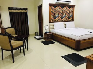 Basic Double or Twin Room | Egyptian cotton sheets, premium bedding, memory foam beds, rollaway beds