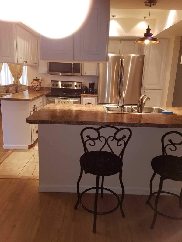 冷蔵庫、電子レンジ、オーブン、コンロ