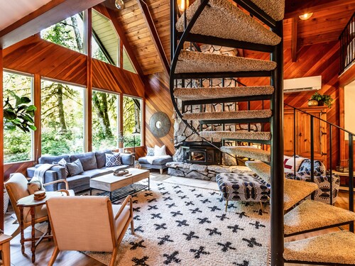 Mt Baker 5 bedroom Luxury Lodge - Sauna House, Hot tub & Woodstove