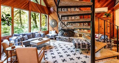 Mt Baker 5 bedroom Luxury Lodge - Sauna House, Hot tub & Woodstove