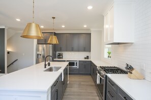 Frigorifero, microonde, piano cottura, lavastoviglie