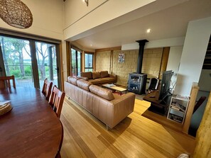 Smart TV, fireplace, books, offices