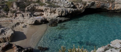 Sur la plage, chaise longue
