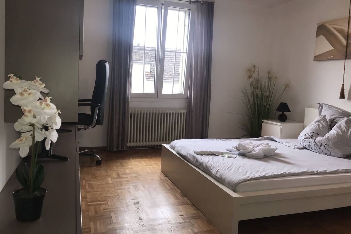 Departamento | Edredón, escritorio, wifi gratis y ropa de cama