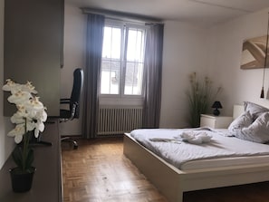 Apartment | Down duvets, desk, free WiFi, bed sheets