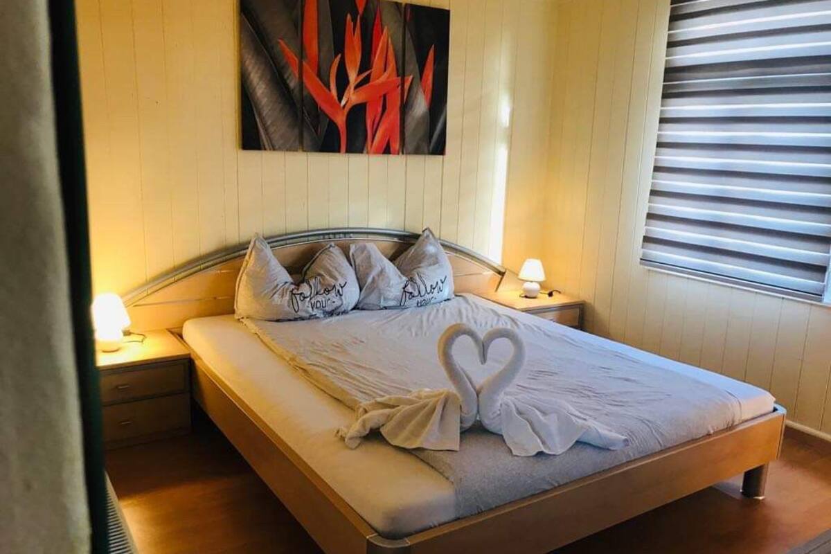 Habitación básica doble, baño compartido | Edredón, escritorio, wifi gratis y ropa de cama