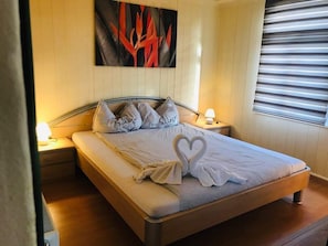 Basic Double Room, Shared Bathroom | Down duvets, desk, free WiFi, bed sheets