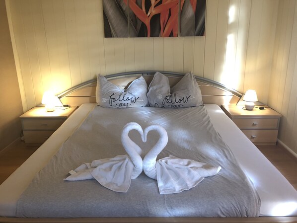 Basic Double Room, Shared Bathroom | Down duvets, desk, free WiFi, bed sheets