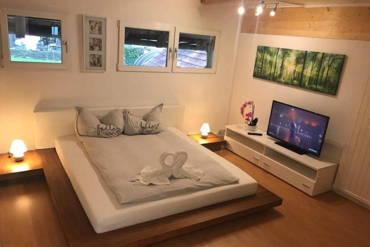 Design Studio, Private Bathroom | Down duvets, desk, free WiFi, bed sheets