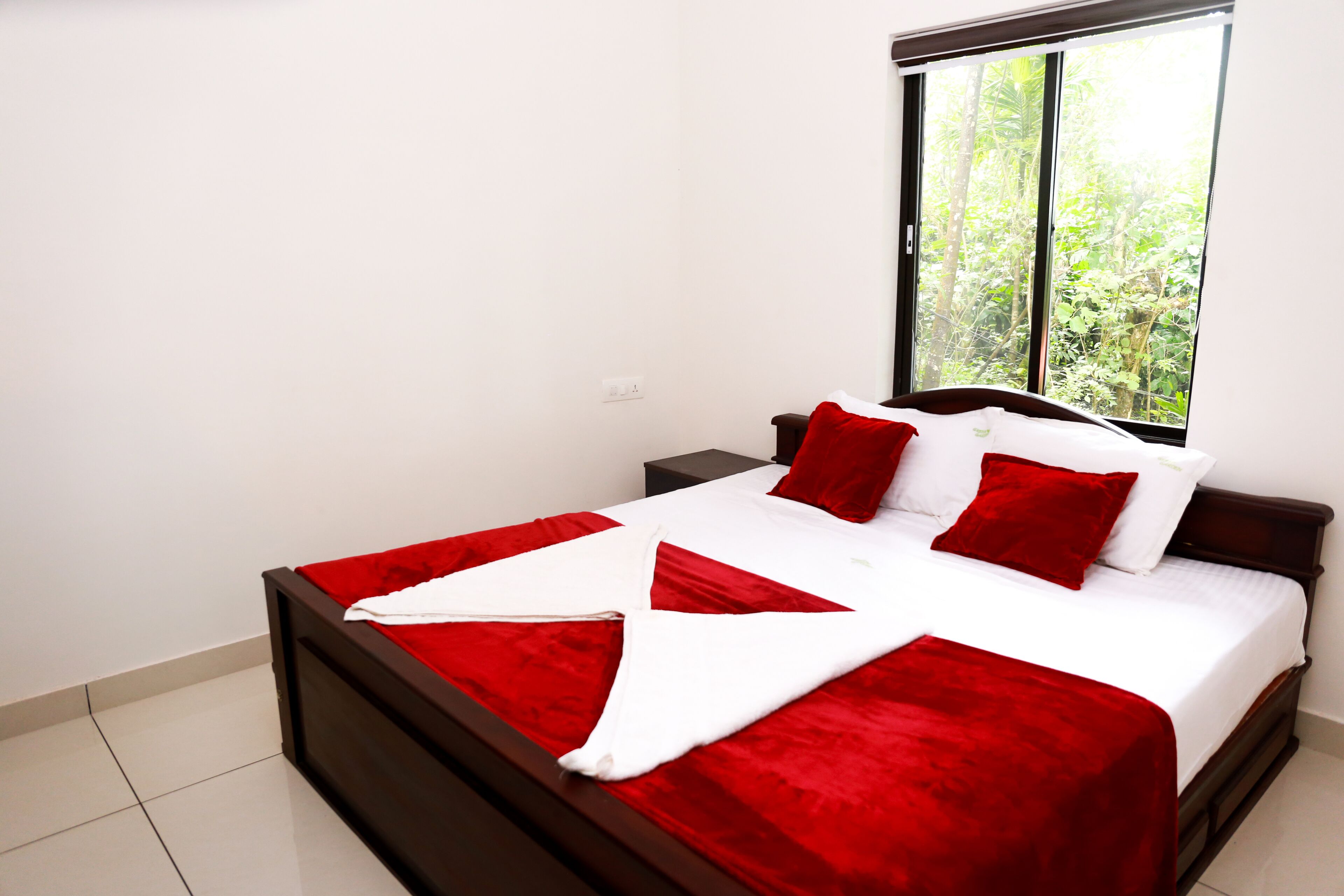 2 bedrooms, iron/ironing board, WiFi