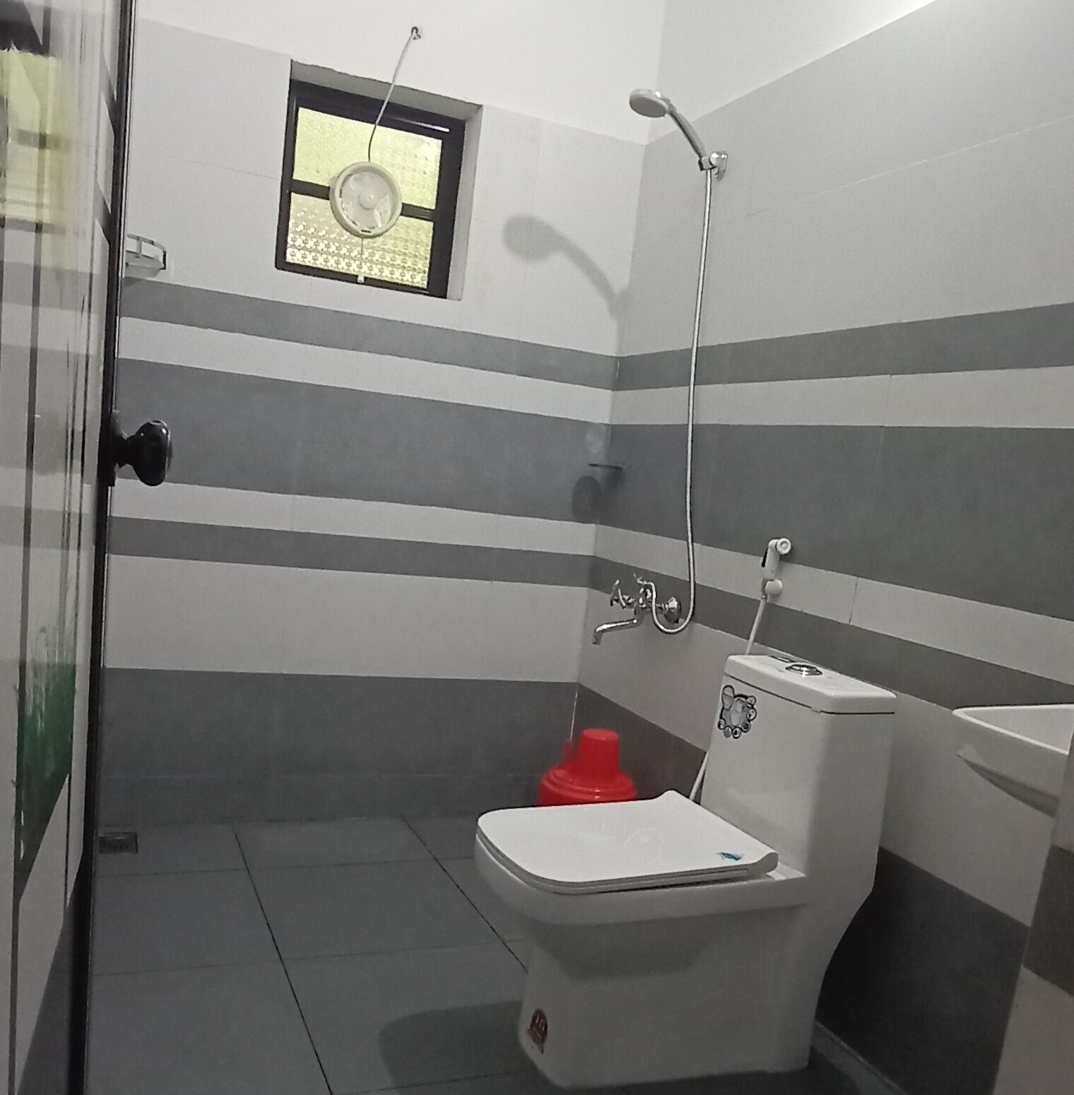 Dusche, Haartrockner, Handtücher, Toilettenpapier