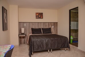 5 soverom, skrivebord og sengetøy