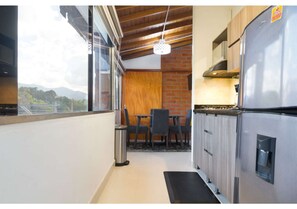 Refrigerador, microondas, parrilla de estufa y cafetera y tetera 