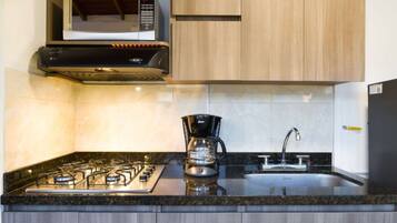 Jääkaappi, mikroaaltouuni, liesi, kahvin-/teenkeitin