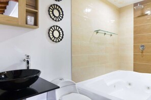 Towels - Hot Tub Studio Off Calle 10 in poblado AC Two Flat Screens King Bed Foam Mattress (Medellin)