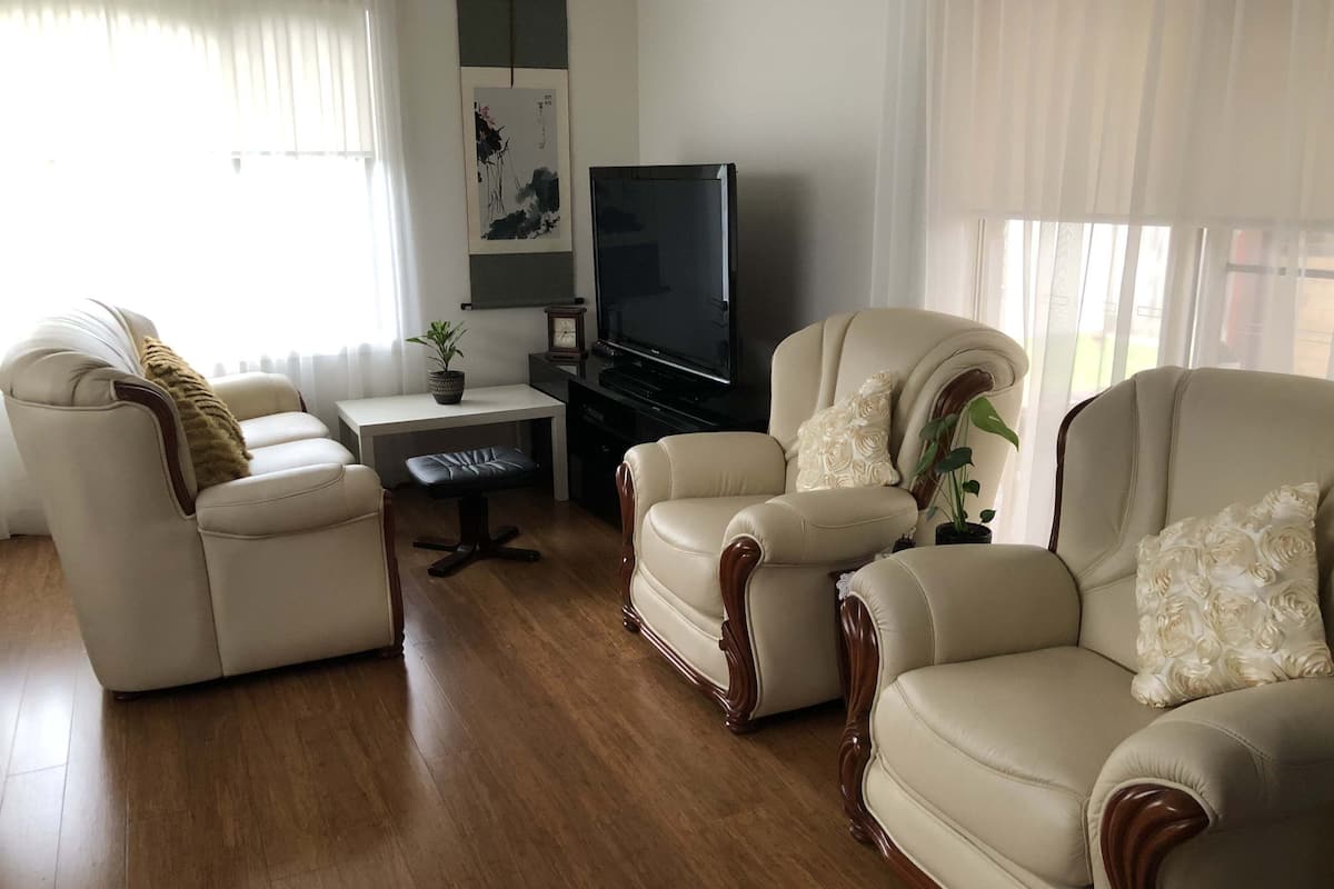 Habitación Deluxe | Sala de estar | Smart TV de 40 pulgadas con canales digitales y televisión