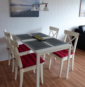 Apartment, 1 Schlafzimmer, Balkon (01.03) | Essbereich im Zimmer