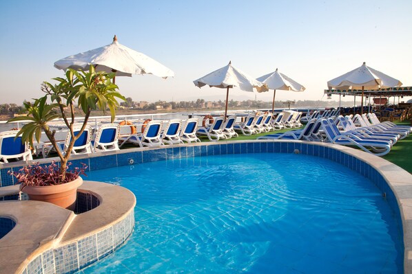 Εξωτερική πισίνα, ξαπλώστρες