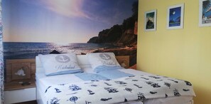 2 bedrooms, WiFi, alarm clocks