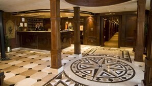 Un vestíbulo con mostrador de recepción y un diseño de piso circular.