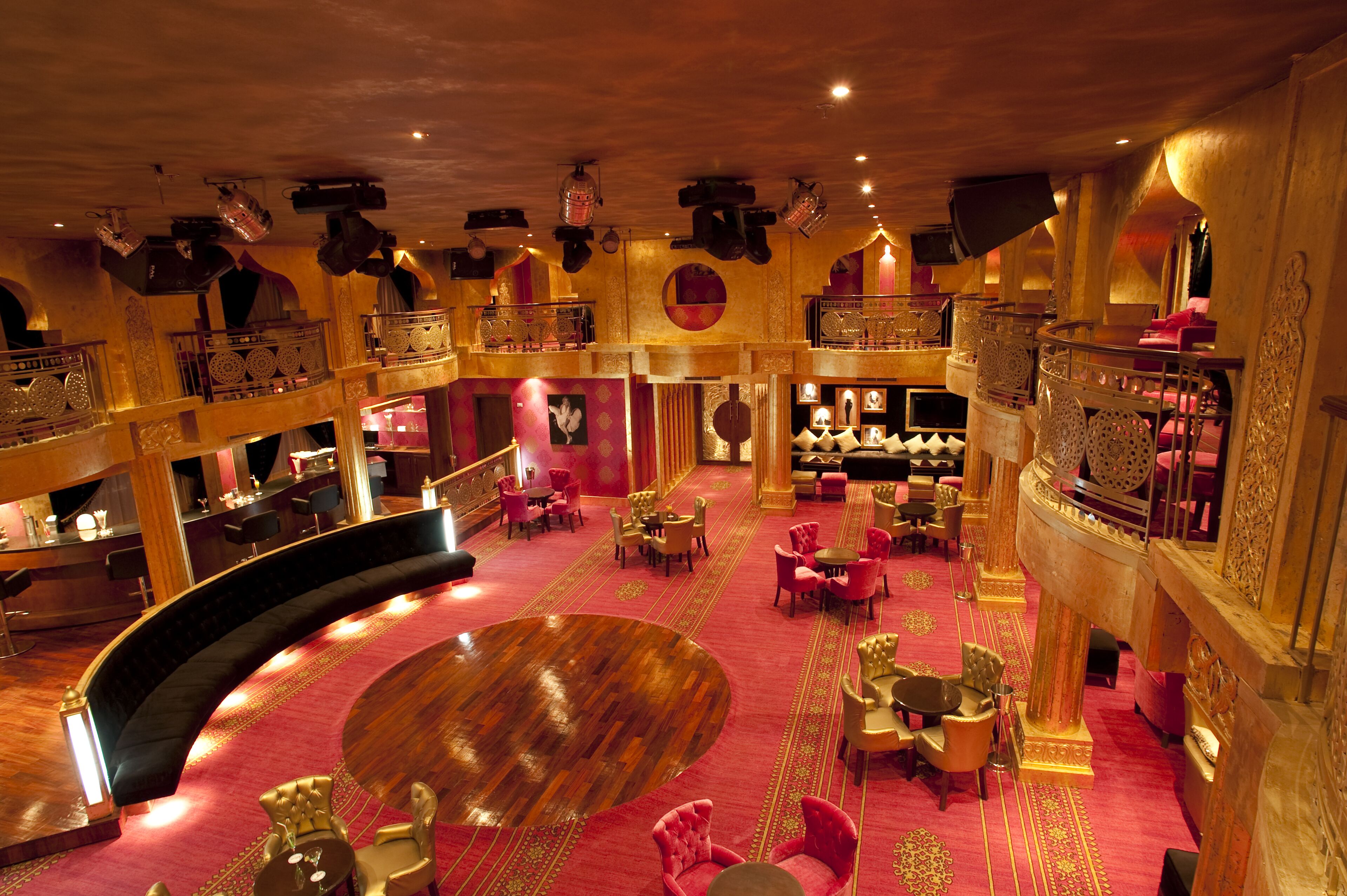 2 nhà hàng, phục vụ bữa sáng, bữa trưa, món ăn mang phong cách quốc tế 