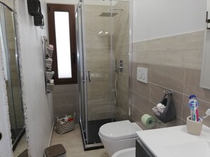 Douche, sèche-cheveux, bidet, serviettes fournies