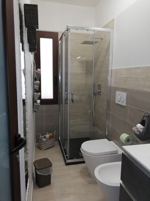 Dusche, Haartrockner, Bidet, Handtücher