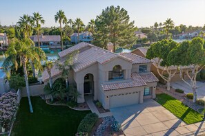 Exterior - GORGEOUS Val Vista Lake VIEW: Htd PVT POOL, Spa, Putt Green, Kayaks, Bikes, Fishing (Gilbert)