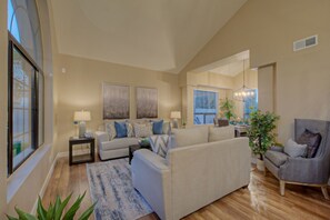 TV, DVD player, books, video library - GORGEOUS Val Vista Lake VIEW: Htd PVT POOL, Spa, Putt Green, Kayaks, Bikes, Fishing (Gilbert)