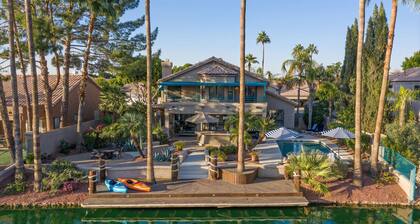 GORGEOUS Val Vista Lake VIEW: Htd PVT POOL, Spa, Putt Green, Kayaks, Bikes, Fishing