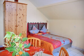 1 bedroom, iron/ironing board, travel cot, free WiFi - Calm rental for 2 persons, the Blue House in Alsace, in a nice medieval village. (Bergheim)