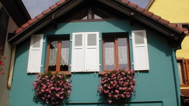 A building with a gabled roof, white shutters, and flower boxes. - Calm rental for 2 persons, the Blue House in Alsace, in a nice medieval village. (Bergheim)