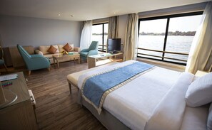 Royal Suite, 7 Nights Cruise, Luxor-Luxor, Thursday-Thursday | Minibar, caja de seguridad en la habitación, wifi gratis y ropa de cama 