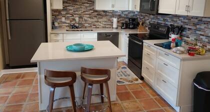 Pet Friendly Cottage-3 blocks from Beach New fenced yard.