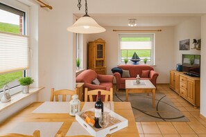 Fernseher, DVD-Player, Bücher, Stereoanlage